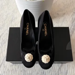 Chanel Black/White Satin Camellia CC Pumps Size 39.5